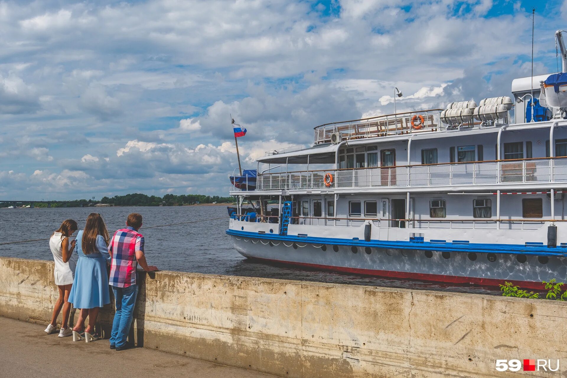 Теплоход плыл 5 часов. Хирург Разумовский теплоход. Теплоход Свирский. Новый теплоход. Прогулочный теплоход Пермь.