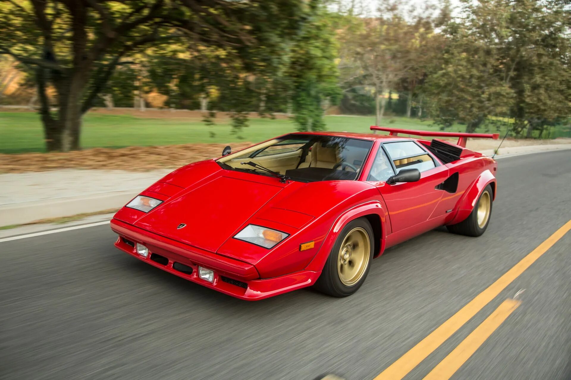 Автомобиль Lamborghini Miura - самый первый суперкар Серебряный Дождь