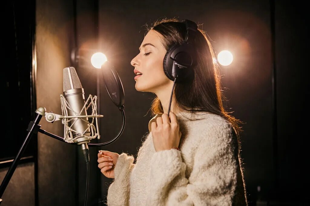 Я пою в исполнении. Девушка поет в студии. Фотосессия в студии звукозаписи. Певица в студии звукозаписи. А студия певица.