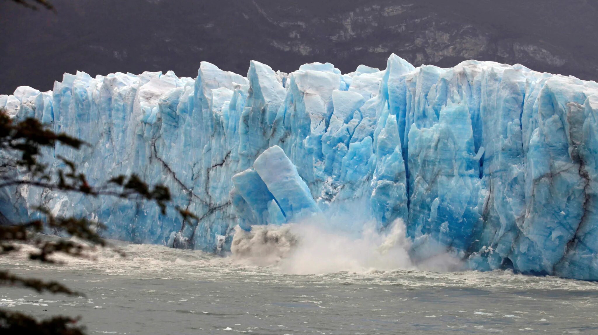 Объясните почему практически все ледники урала. Таяние ледников мирового океана. Ледник Перито Морено прорыв. Таяние ледников глобальное потепление. Ледники тают.