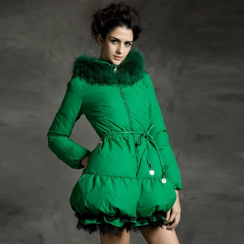 зеленые зимние одежды. зеленая одежда для зимы для женщин. зимние вещи для девушек. зеленые зимние одежды. изумрудно зеленое пальто.