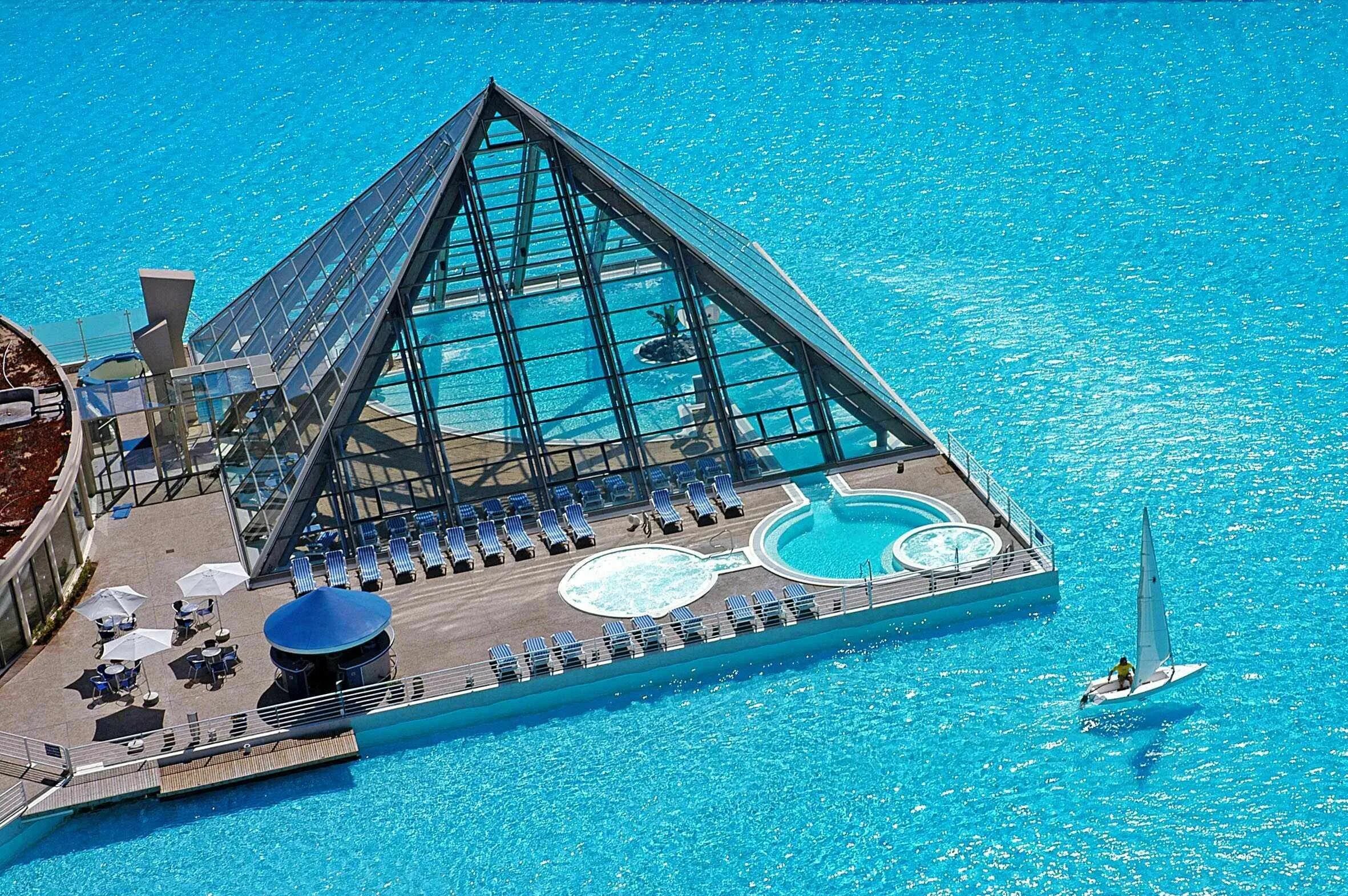 Самый большой бассейн. Отель Кристальная Лагуна, Чили. Альгарробо Чили стеклянная пирамида. Рига Курортная зона пирамида. Самый большой плавательный бассейн в мире.