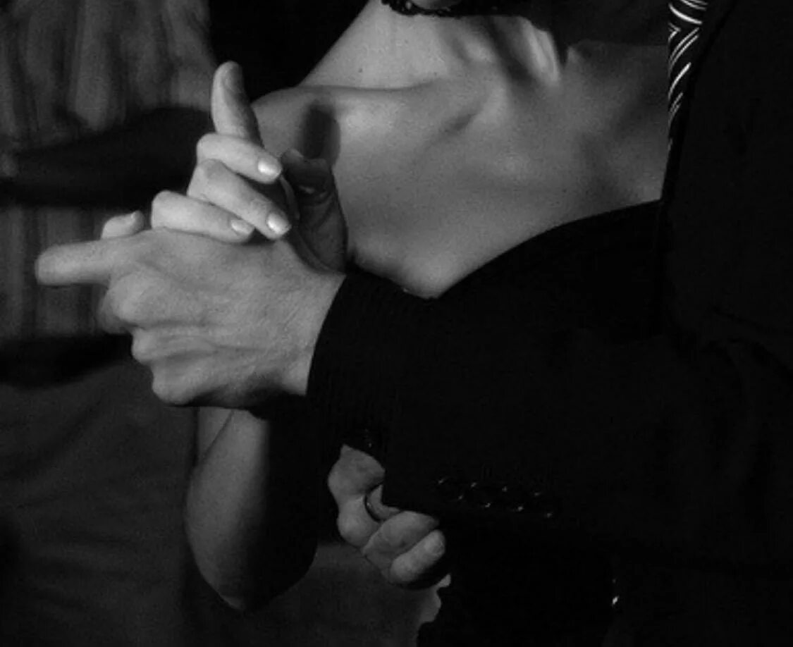 Видео мужик лапает мужика. Мужчина держит женщину за лицо. Руки страсть. Страсть черно белое. Мужская рука на женской шее.
