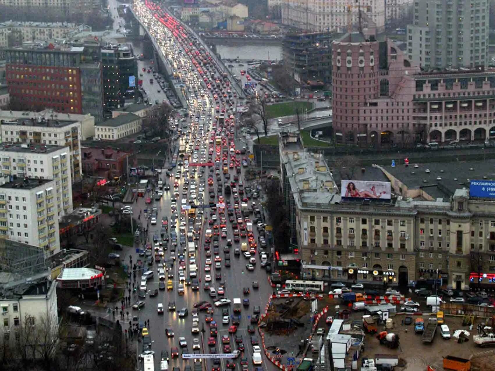 Москва какой огромный город. Садовое кольцо Москва. Пробки на садовом кольце Москва. Самая широкая улица в Москве. Пробки в Москве.