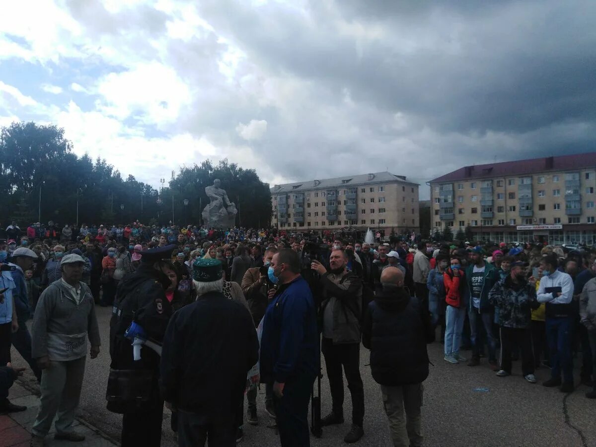 События башкирии сегодня последние. Митинг в башкирии. митинг в ишимбае. митинг в ишимбае около администрации. протесты в башкирии 2025.