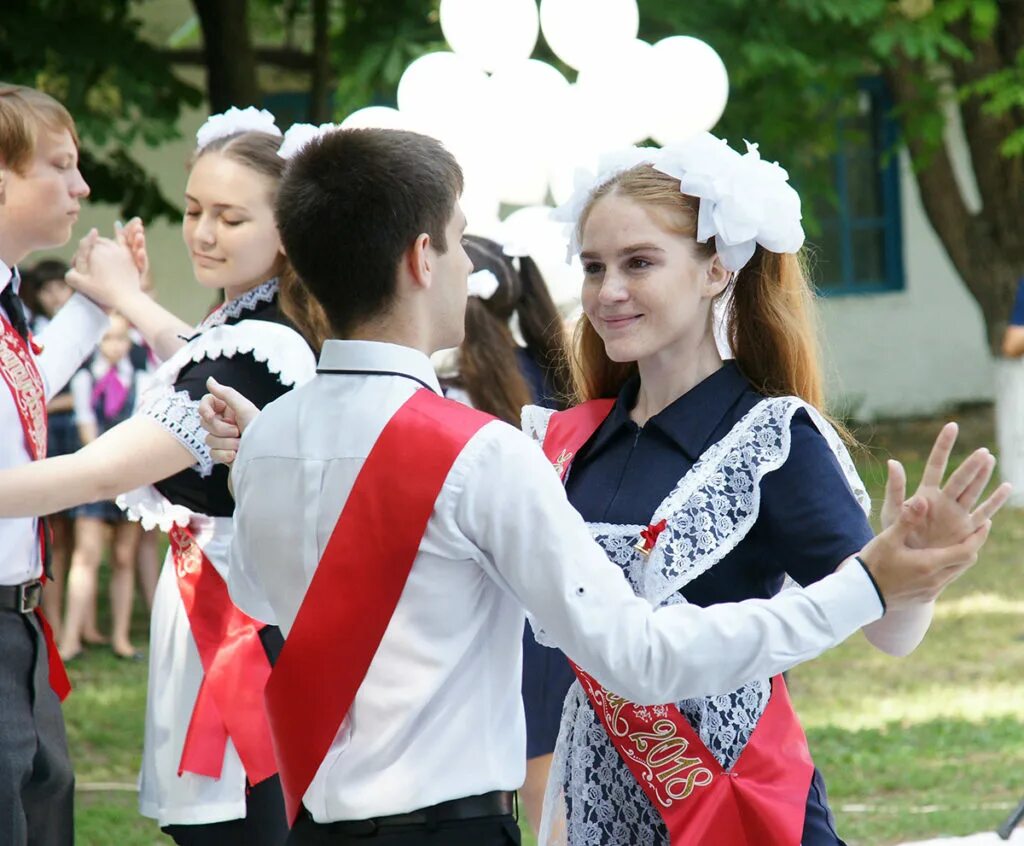 Школьный выпускной. Школьники выпускной. Выпускники школы. Фотосессия последний звонок.