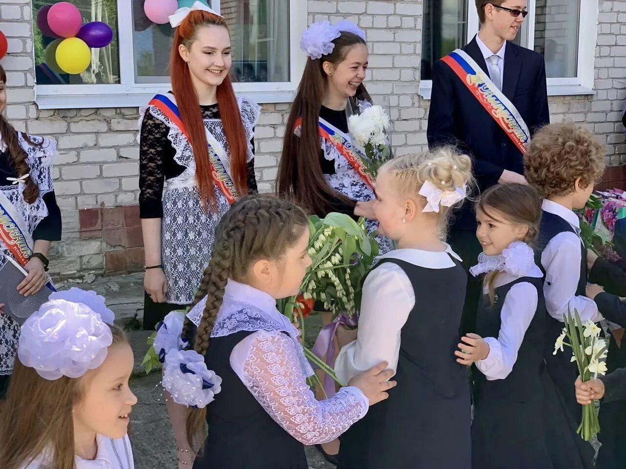 Будет первый звонок будет первый урок. Первый звонок первый урок. Bezformata школьников приняли. Мы учимся в выпускном классе. Фартук на выпускной.