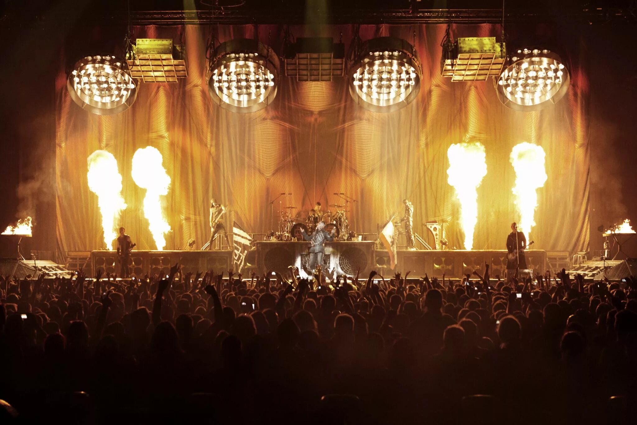 Metal concert. Концерт рамштайн сцена. группа рамштайн на сцене. rammstein concert. концерт группы рамштайн.