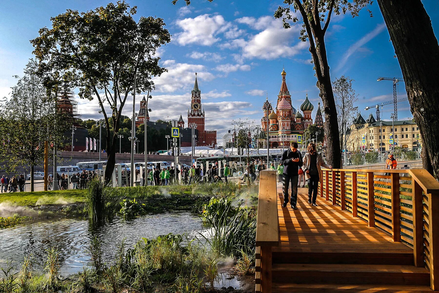 В каком городе погулять. Парк Зарядье. Парк Зарядье в Москве. Красная площадь парк Зарядье. Парк Загорье Москва.