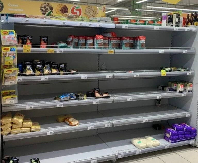 Почему в пятерочке пустые полки. Пятерочка полки. стеллажи в пятерочке. полупустые полки в магазинах. пустые полки в пятерочке.
