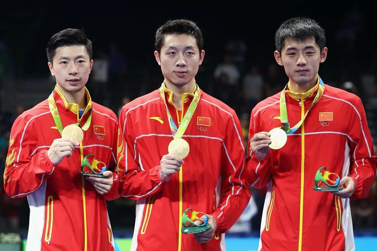 Спортсмены защищают честь. Китаец ма лун теннисист. Чжан Цзикэ и ма Лонг. Ма лун китайский спортсмен. Чжан Цзикэ Олимпийские чемпионы.