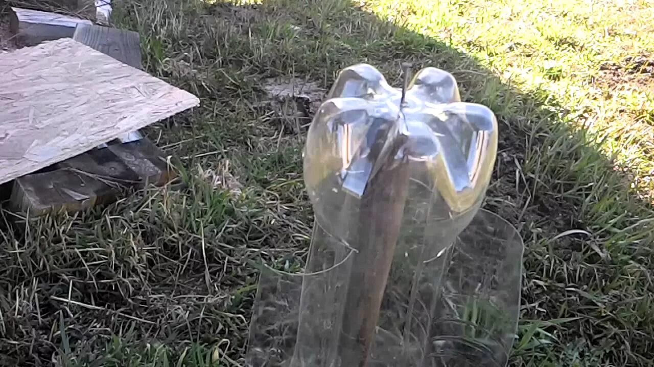 Вертушки от кротов отпугиватель кротов. Пластиковые бутылки от крота. Пластиковые бутылки для отпугивания птиц. Пластиковая бутылка от кротов