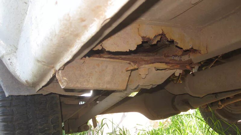 заделка днища. оторванное днище. резиновое днище автомобиля. проварить дно. ремонт днища автомобиля.