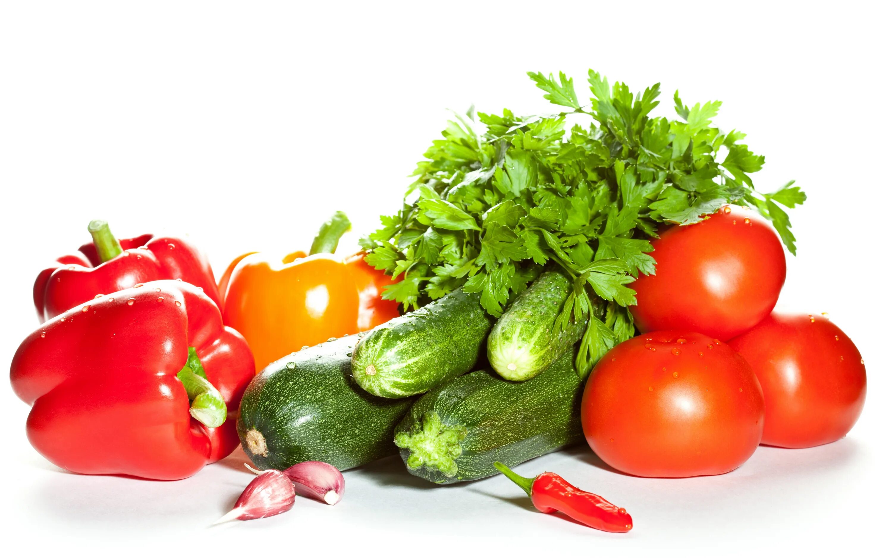 Огурцы и помидоры в холодильнике. Огурцы и помидоры. Свежие овощи и зелень. Овощи на белом фоне. Томаты огурцы зелень.