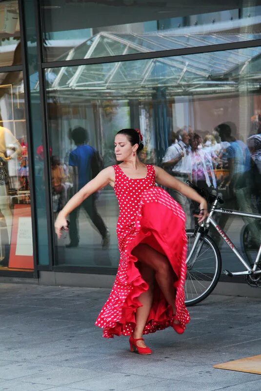 испанские девушки на улицах. испанки на улицах барселоны. испанская уличная мода. испанки на улице. испанки на улице.