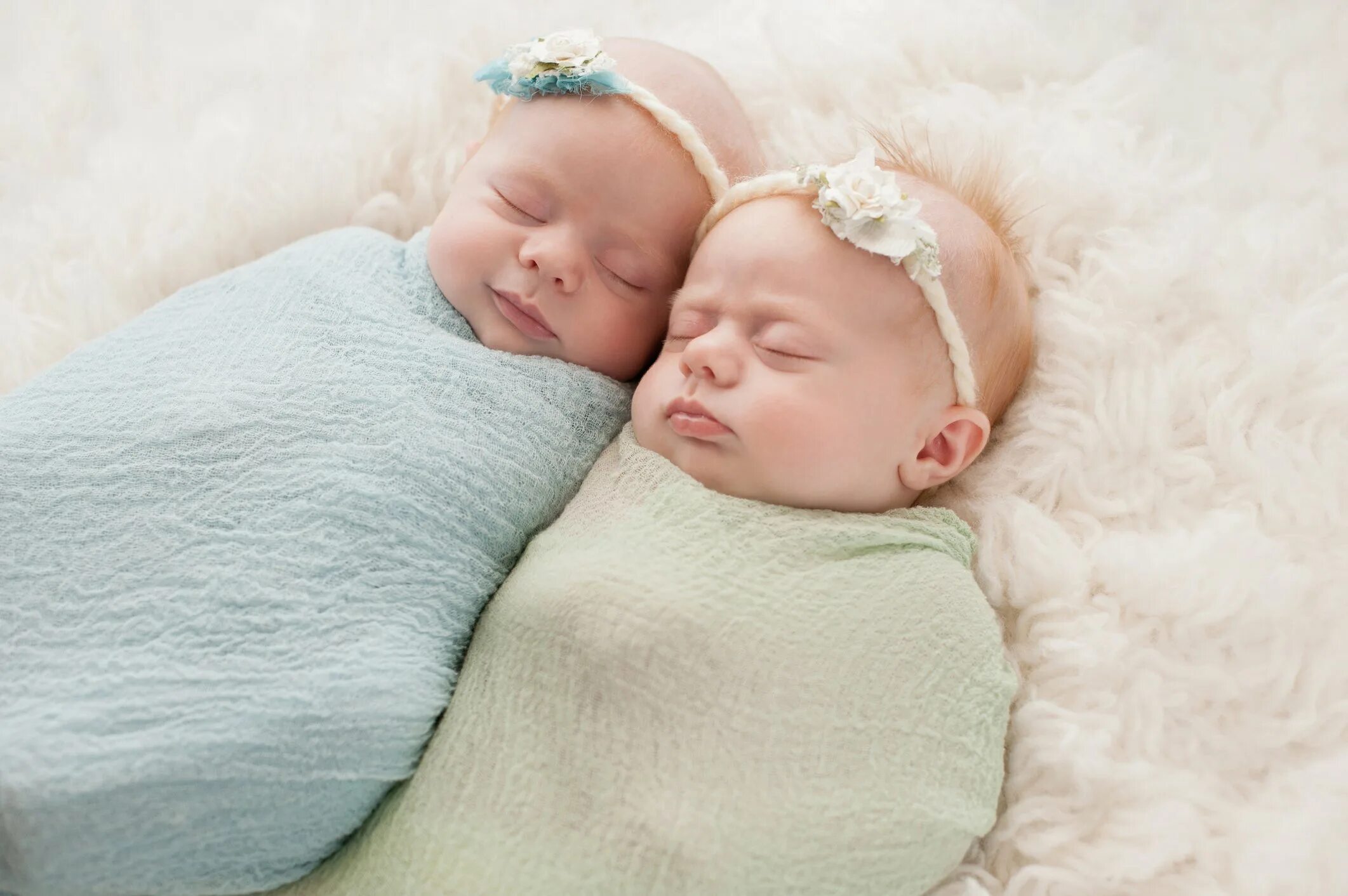 Родились двойняшки. С рождением близнецов. С рождением близнецов девочек. С рождением двойни. С рождением двойняшек девочек.