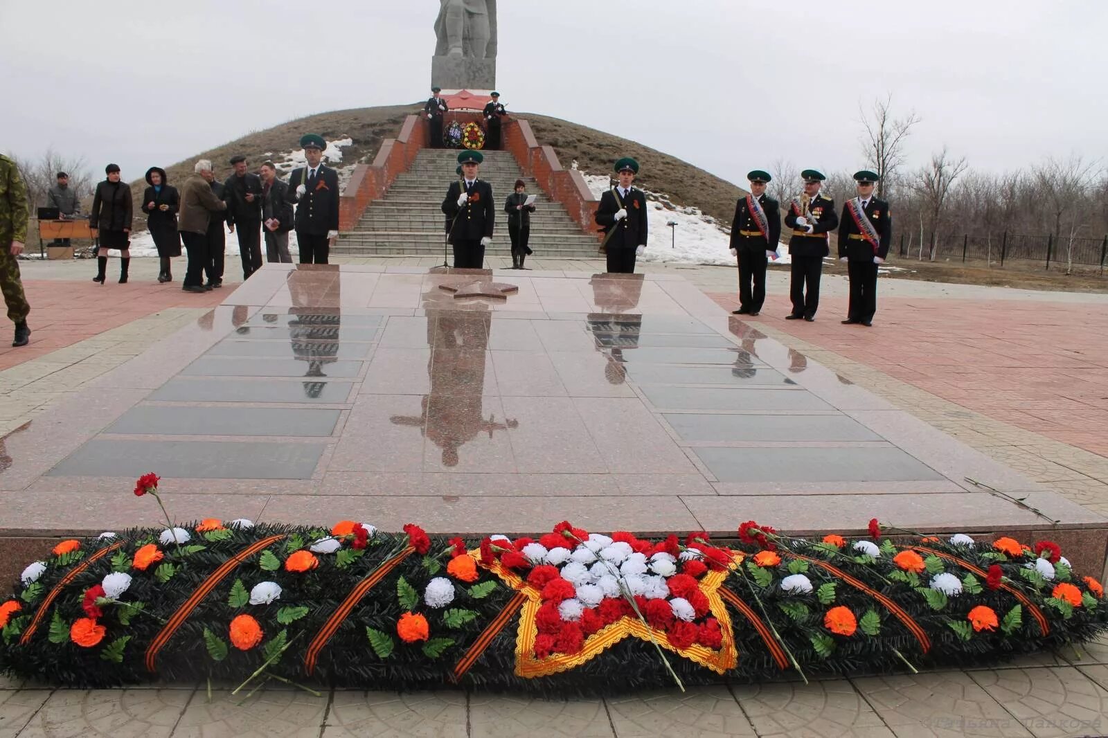 Перелюб Саратовская область памятник воину. Село Перелюб Саратовской области. Перелюб памятник воину освободителю. Памятник в Перелюбе Саратовской области. Погода х тараховка перелюбский район саратовская