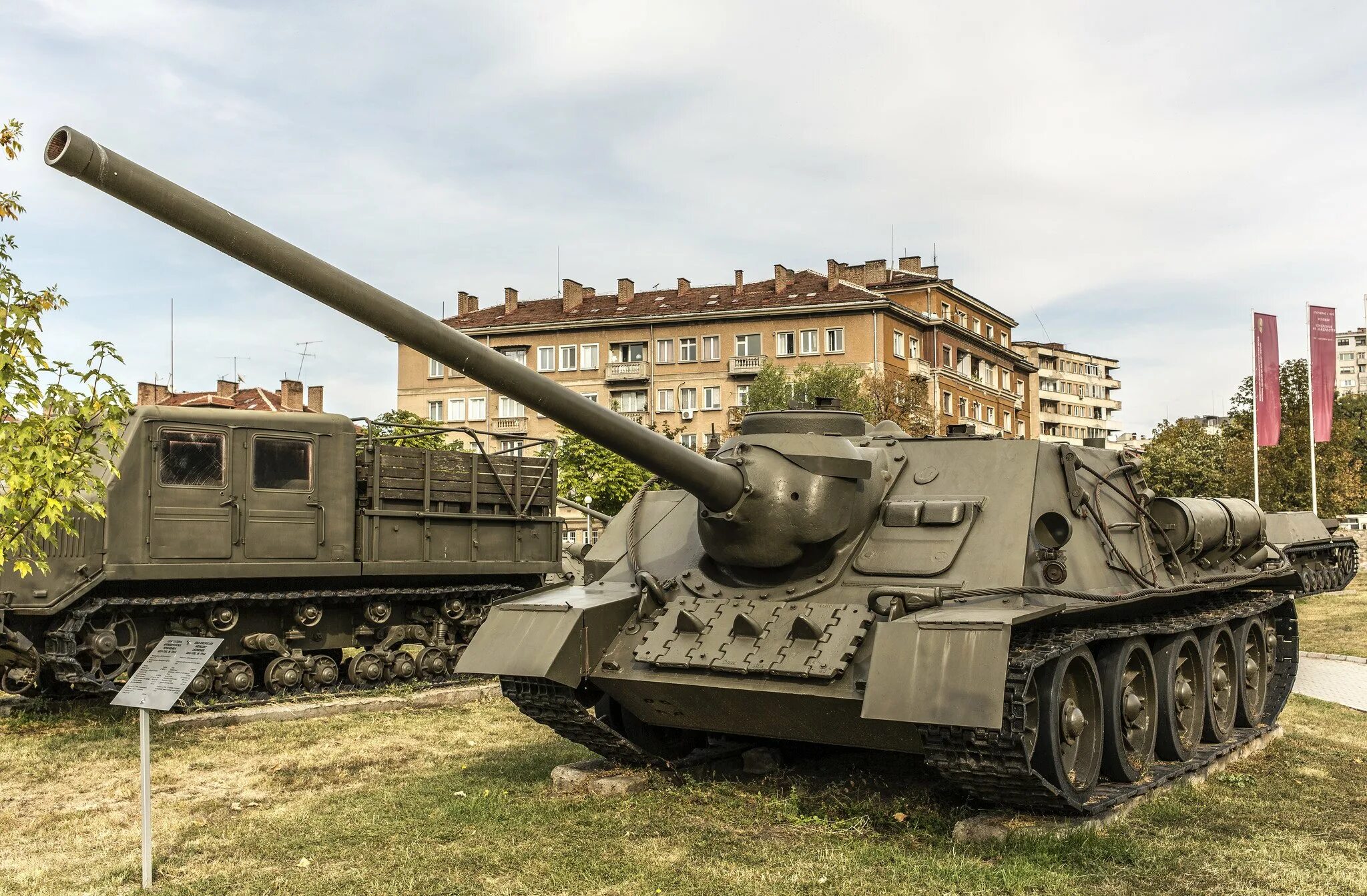 Самоходка су-100. Су-100 самоходная артиллерийская. Советская самоходка су 100. Су-85 и су-100. Самоходка су-100.