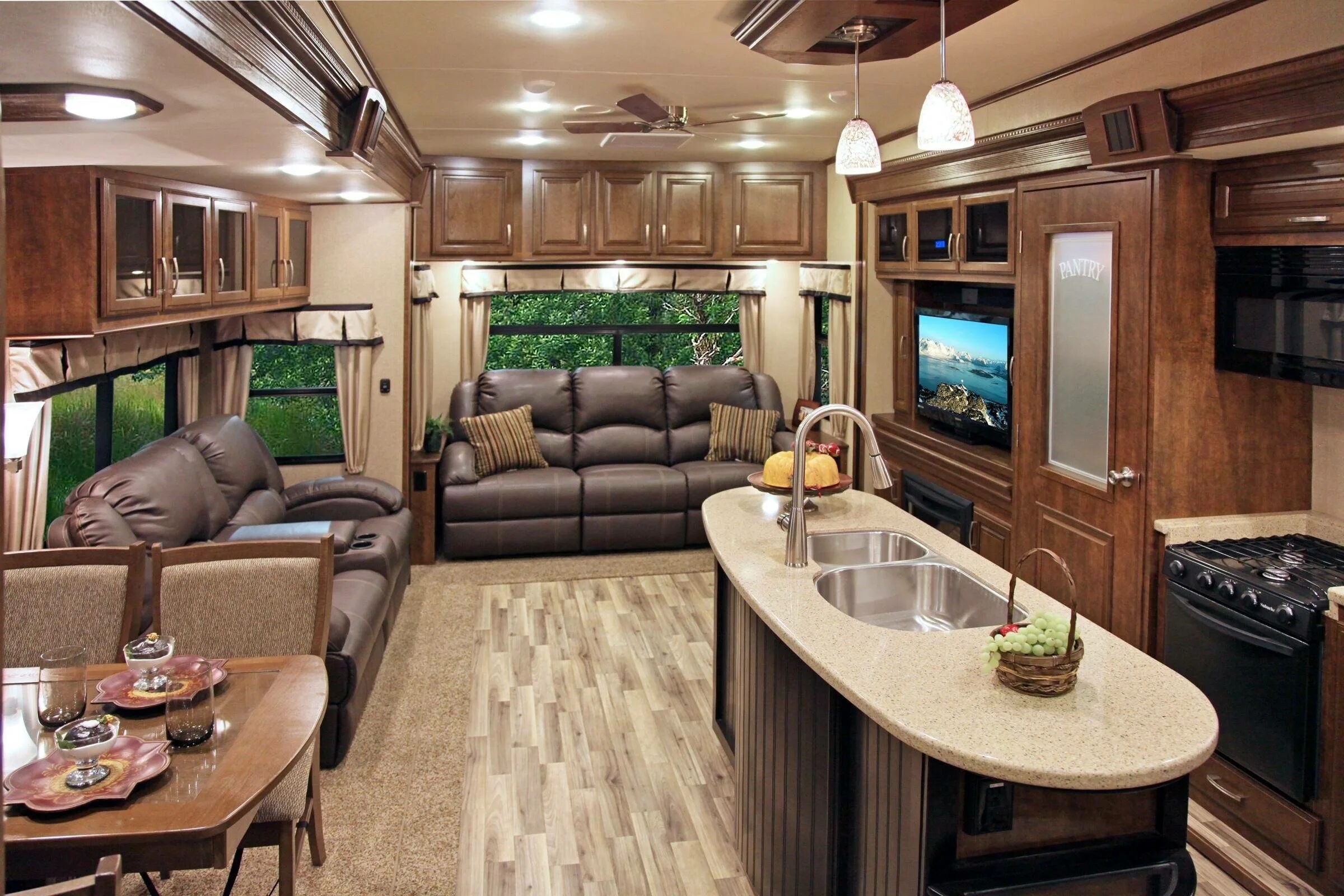 Дом на колесах казань. Автодом airstream 2025. автодом pan american airstream. автодом morelo palace 93 mb. кемпер автодом rv.