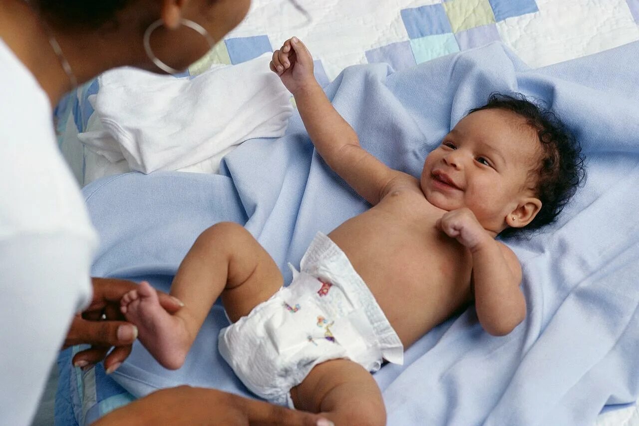Летнему мальчику новорожденному. Новорожденный ребенок. Цыганский новорожденный. Новорожденные дети цыгане.