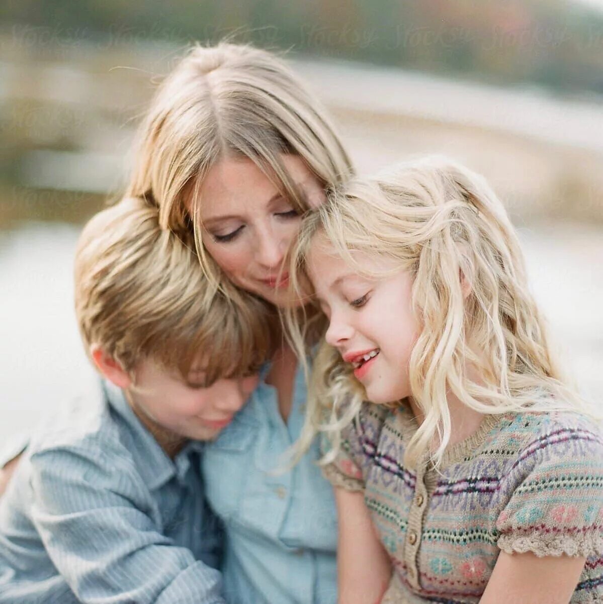 мать с ребенком. мамы сыновья дочки видео. мама обнимает сына. обнимает ребенка. красивая семья.