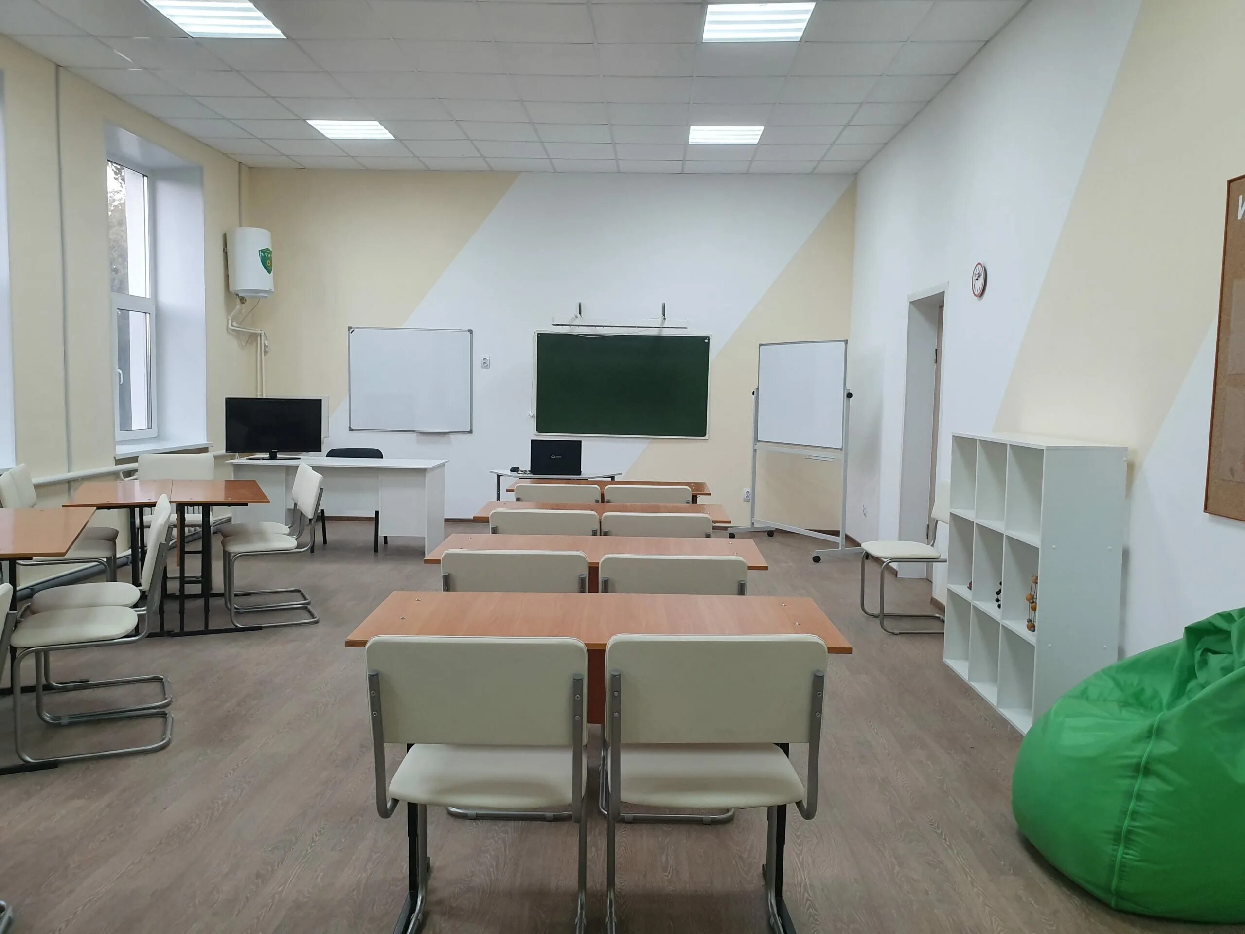 Детский центр кабинет. Дизайн учебной аудитории. Класс будущего. Обои офисный интерьер. Современный интерьер детского сада.