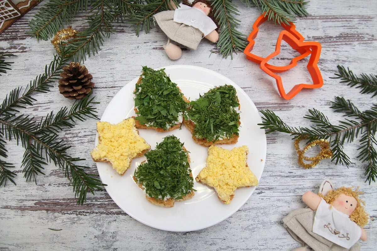 Бутерброды в виде елочки. Бутерброд елочка. Бутерброд елочка. Бутерброды на праздничный новогодний стол легкие. Бутерброды в виде елочки на новый год.