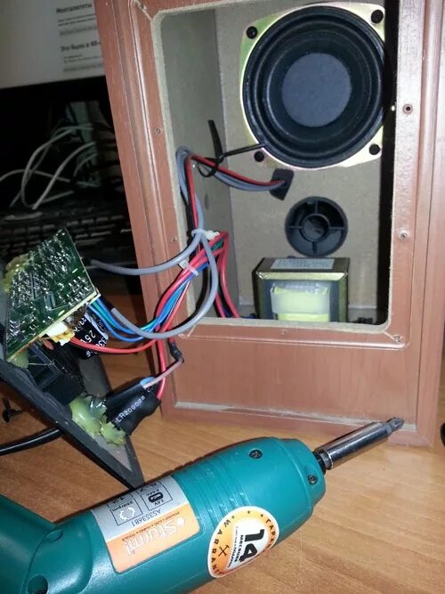 Как разобрать sven. Sven sps-820. sven sps-820 низкочастотный динамик. sven sps-820 внутри. колонки sven 606.