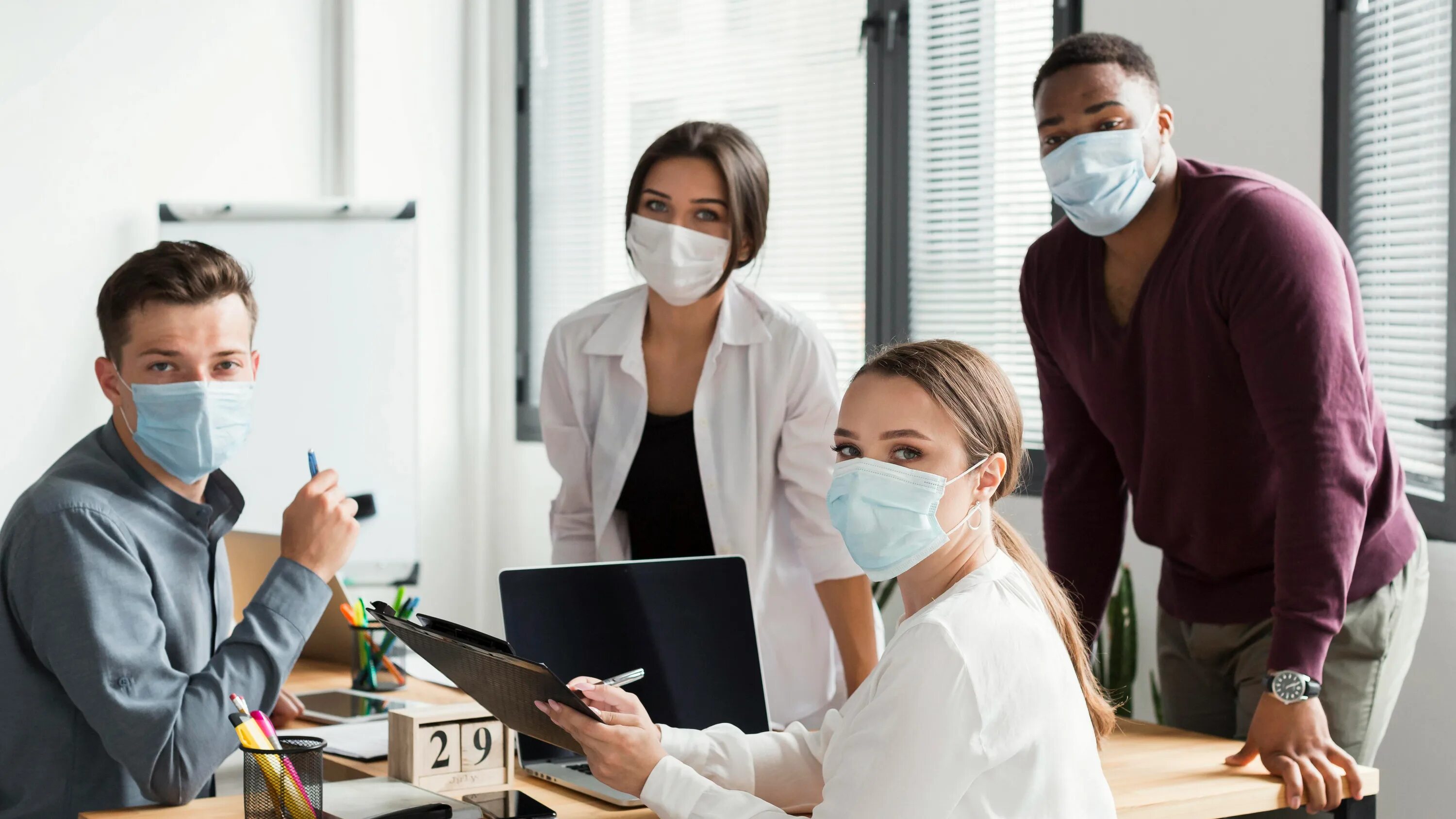 официант в маске и перчатках. пандемии сотрудники. медицинский работник. сотрудник в маске. медик в маске.