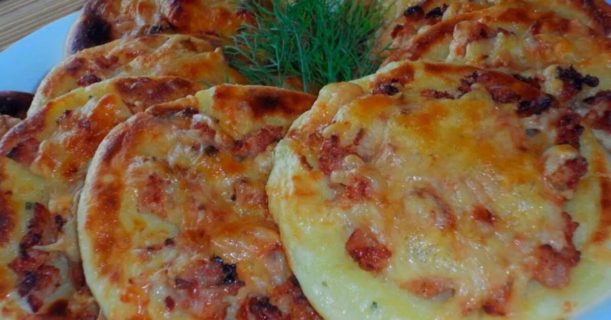 Печеный картофель. Молодая картошка запеченная в духовке. Картошка в мундире запеченная в духовке с сыром. Праздничный картофель в духовке. 100 гр жареной картошки.