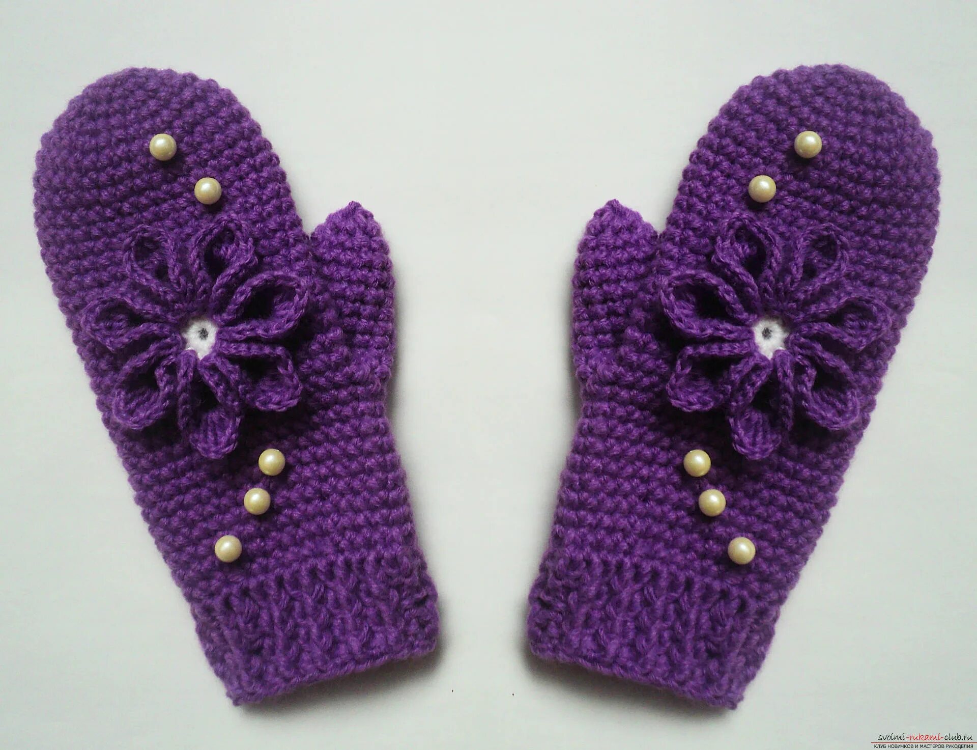 Вязаные рукавички крючком. Варежки крючком. варежки с цветочками. красивые варежки крючком. рукавицы вязаные крючком.