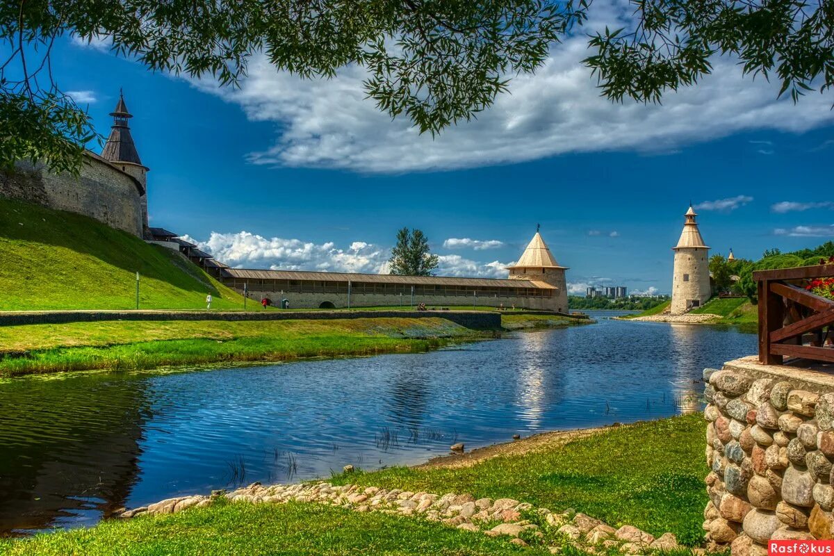 Тур псков великий новгород. Псковский Кремль (кром). Река Великая. Река Пскова.. Псков Кремль с рекой Великой. Псковский Кремль река Великая. Псковский Кремль Изборск.