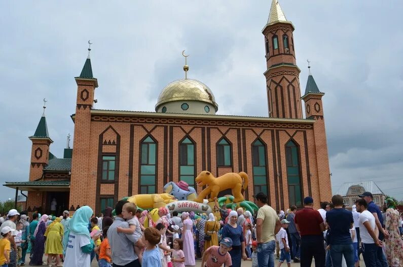 Самое большое татарское. Село средняя Елюзань мечети. Ураза байрам средняя Елюзань. Средняя Елюзань Пензенская область. Ураза байрам в селе средняя Елюзань.