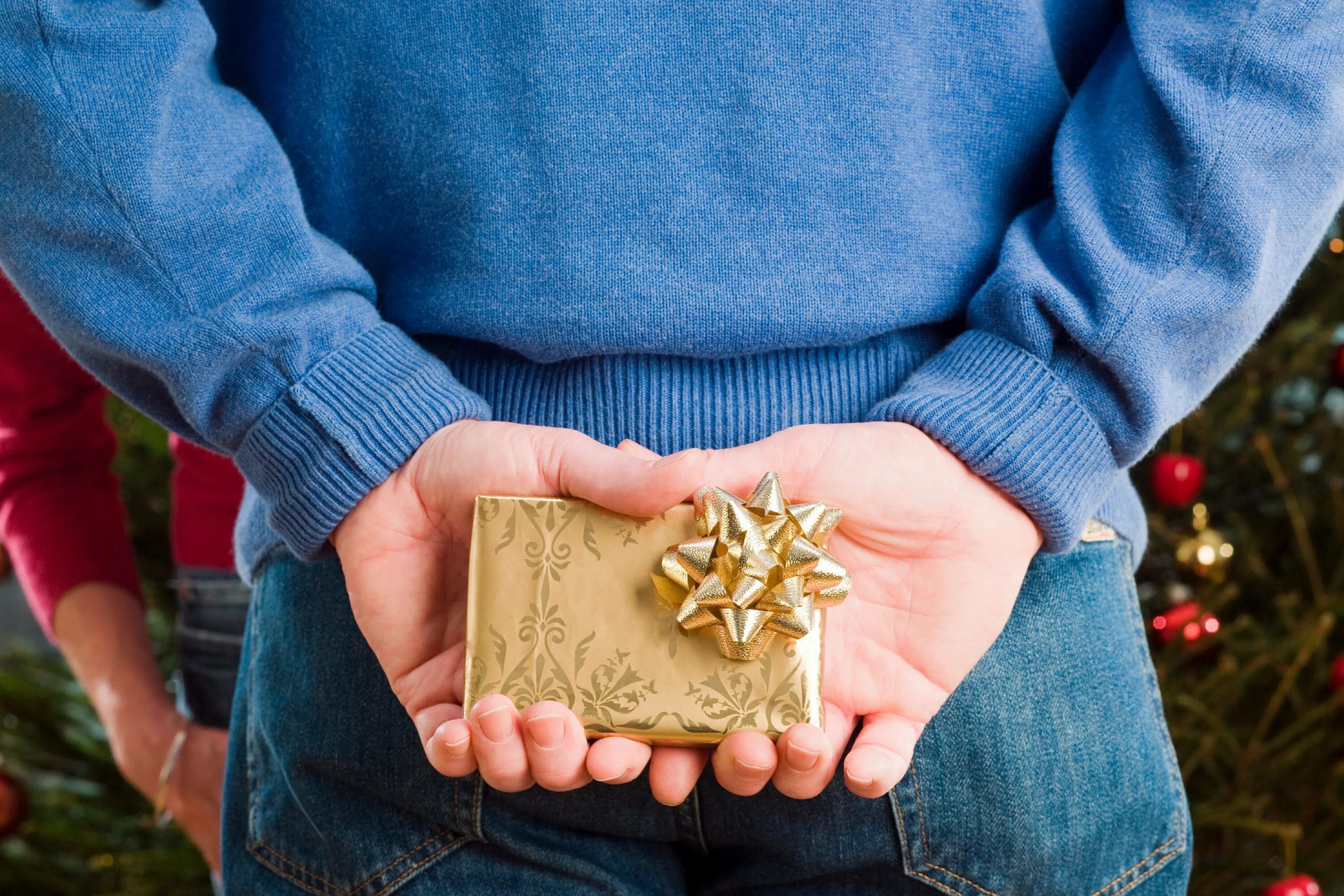 Что нельзя дарить мужчине приметы. Дареное не дарят. Девушка дарит подарок мужчине. Приметы на свадьбу. Приметы про подарки мужчинам.