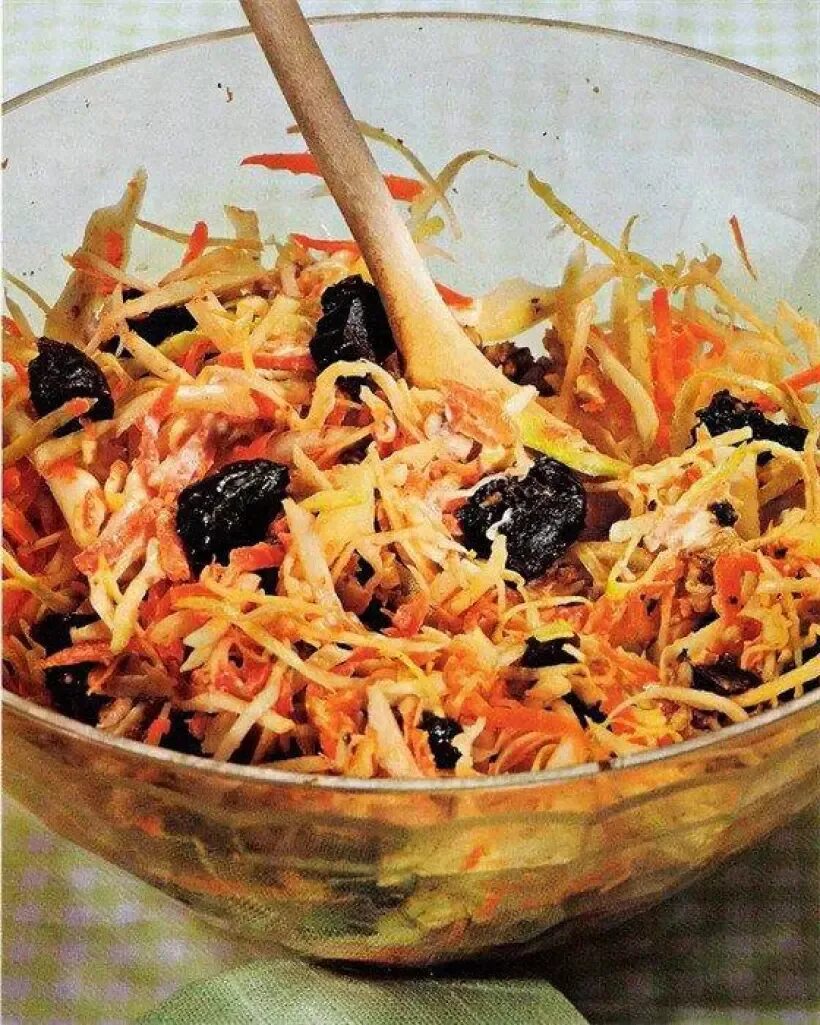 Салат морковь с изюмом и грецкими орехами. Салат с черносливом. салат из чернослива и грецких. салат с черносливом и морковью. салат с морковкой и черносливом.