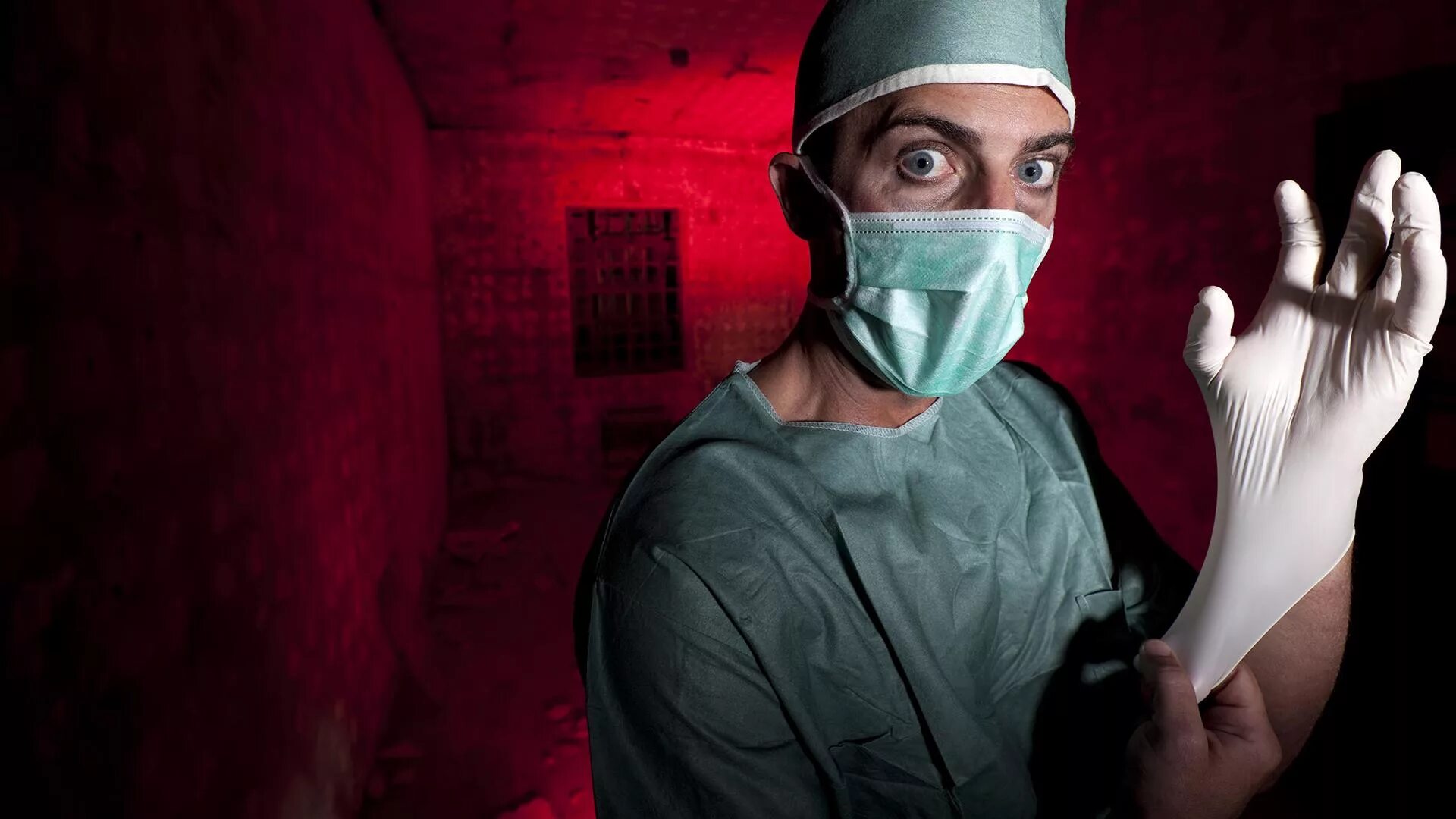 Доктор из психбольницы. Хирурги психопаты. Хирурги психопаты. Антонио бандерас фильм про хирурга. Хирурги психопаты.