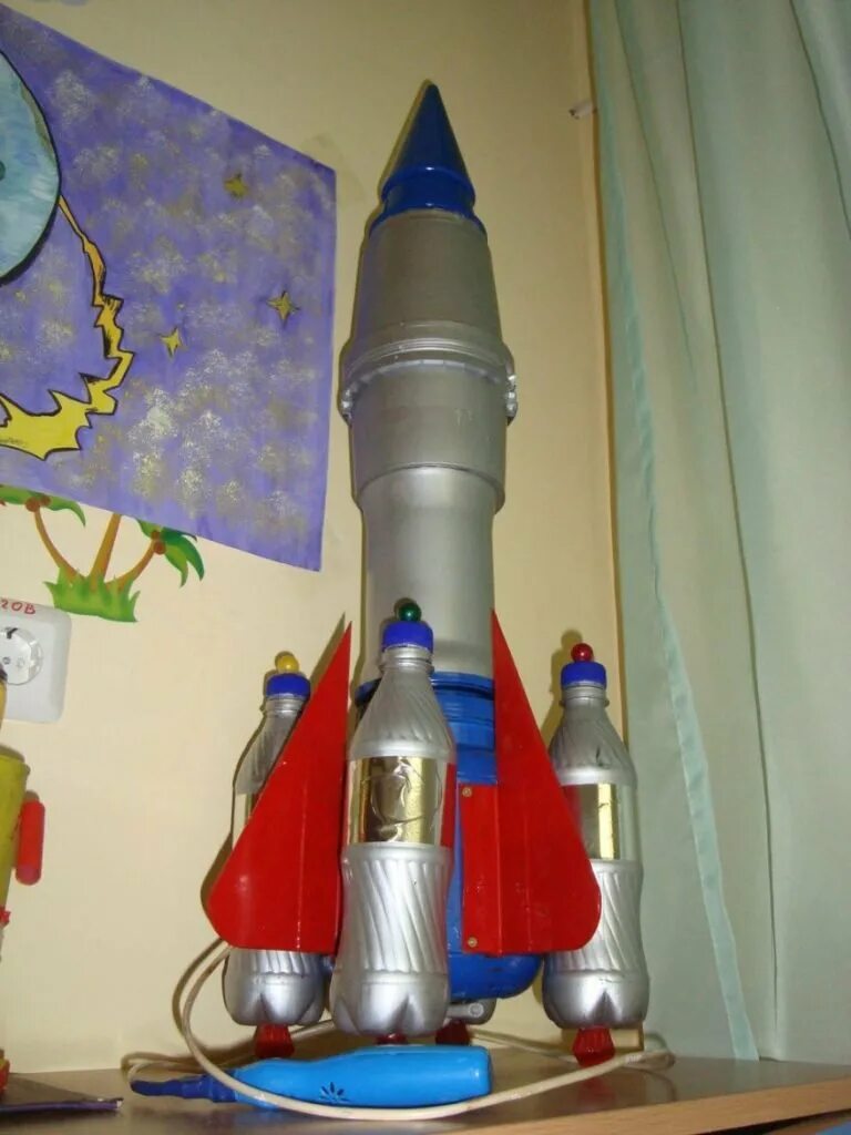 Ракета из картона большая ко дню космонавтики. Поделки на тему космос. Поделка ко Дню космонавтики. Ракета из подручных материалов. Ракета поделка.