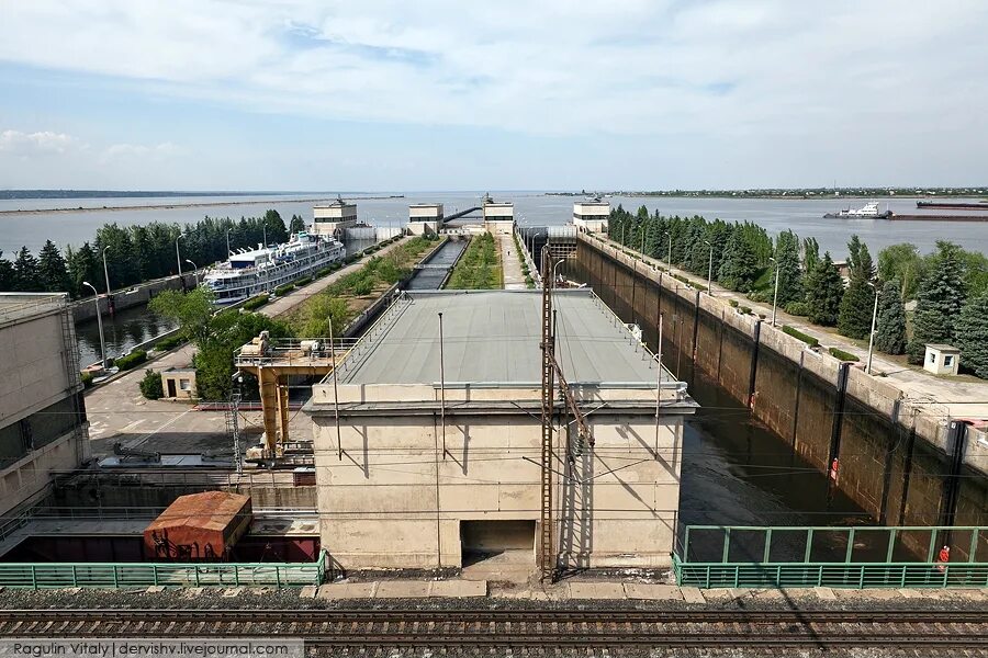 Что делает шлюз. Судоходный шлюз Волжской ГЭС. Межшлюзовая ГЭС на Волжской. Судоходный шлюз Новосибирской ГЭС. Шлюзование на Волжской ГЭС.