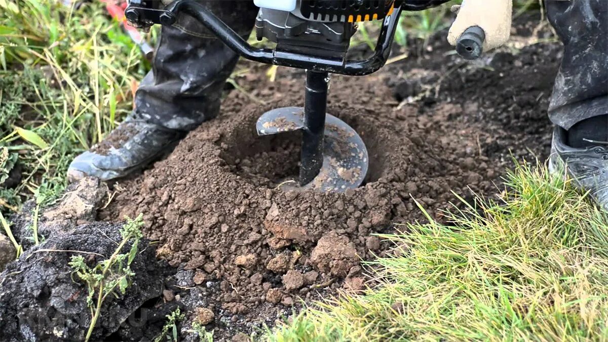 Бурение ям под столбы бензобуром. Iron mole e83 мотобур. Бурение отверстий в земле. Мотобур (бензобур) stihl вт131 (1. Бурение под столбы для забора.