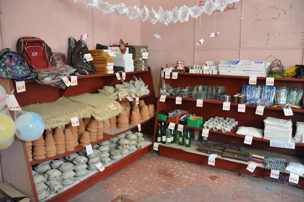 Продуктовые магазины куба. Магазины на кубе ассортимент. Продуктовые магазины на кубе. Пустые полки в магазинах кубы. Кубинские магазины.