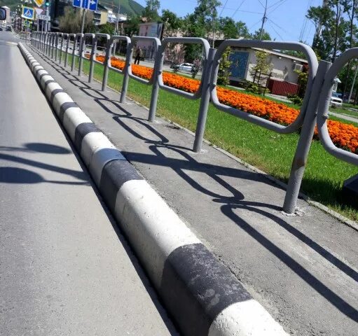 Забор отгораживающий тротуар от проезжей части фото Забор вдоль дороги: найдено 86 изображений