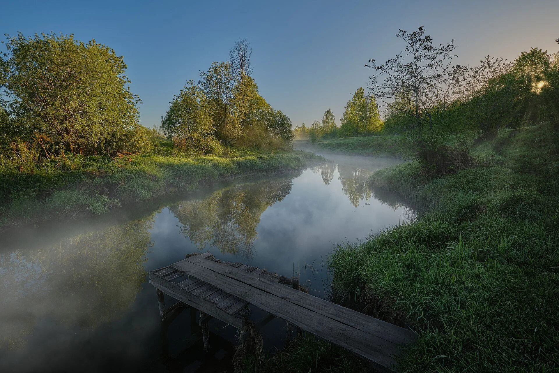 Песня природа природа минус. Лето в деревне пейзаж река. Речушка. Через реченьку мосток. Природа в лучах восходящего солнца.