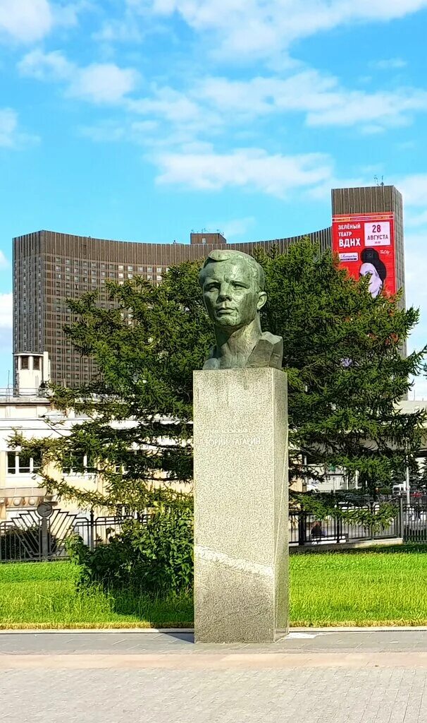Памятник гагарину в москве. Памятник гагарину в москве инсталляция. Памятник ю гагарину в москве. Статуя юрию гагарину. Памятник ю а гагарину.