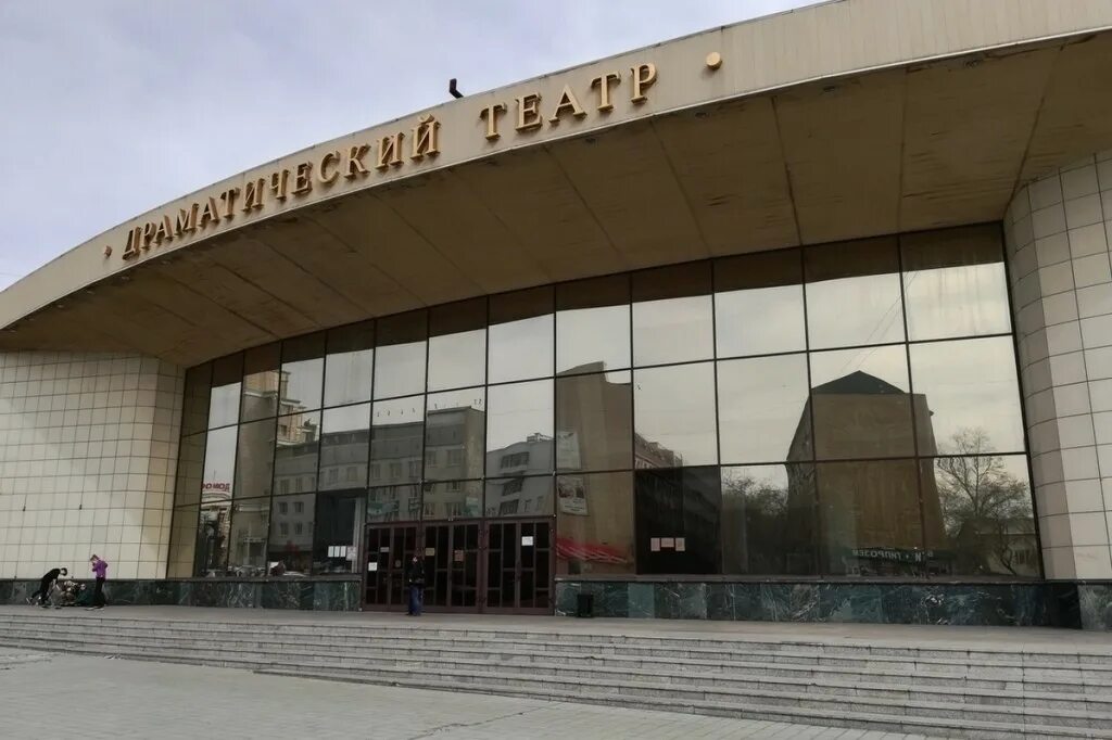 Сайт драмтеатр чита. Театральная площадь чита. Забайкальский краевой драматический театр чита. Краевой драматический театр чита. Драмтеатр чита зал.