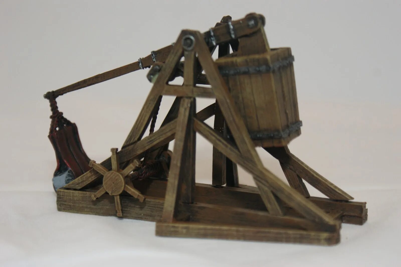 Античная катапульта сканворд 5. Medieval ballista. Онагр метательная машина. Римский онагр. Мурад катапульта.