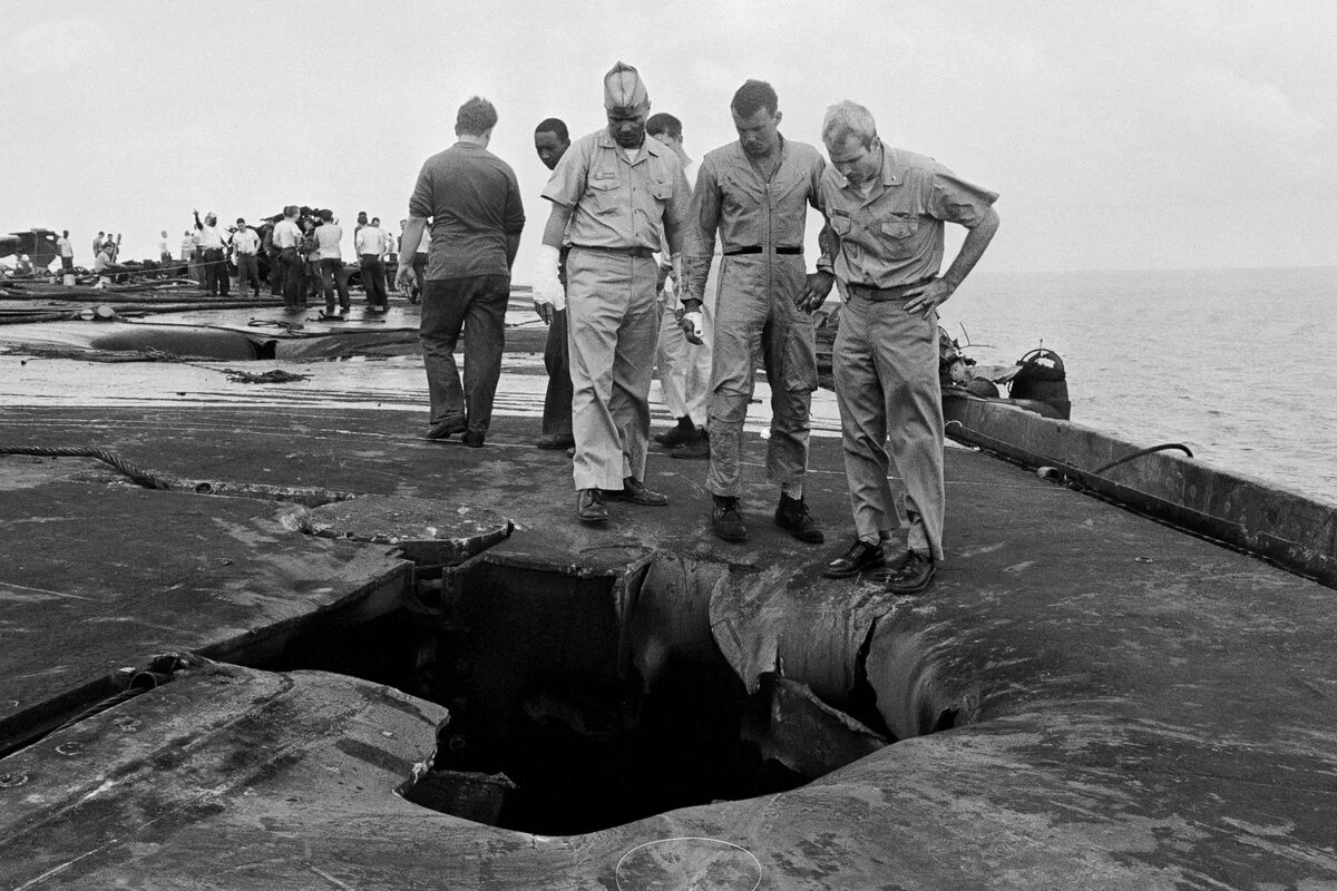 Столкновение фицджеральд. Инцидент с авианосцем. Авария на авианосце форрестол. Инцидент с авианосцем. F 35 на авианосце.