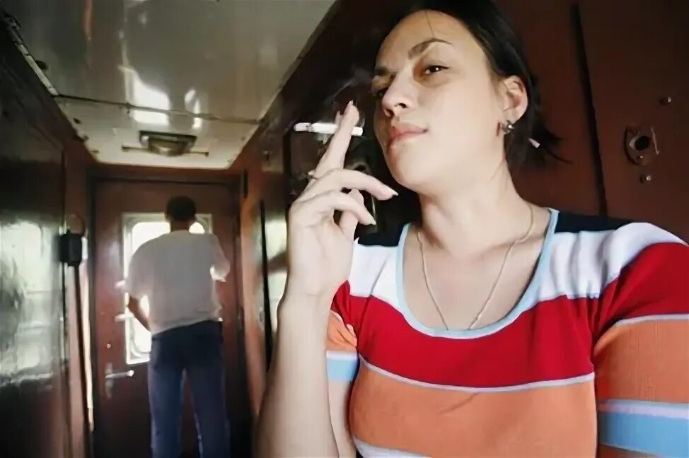 Можно ли курить в поезде дальнего. Курит в электричке. Курящие в поезде. Девушки курят в электричке. Курильщики в электричке.