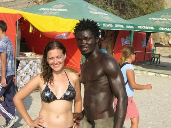 жена с африканцем. жена с африканцем. дети в браке русских и африканцев. замуж за африканца. брак русской и африканца.