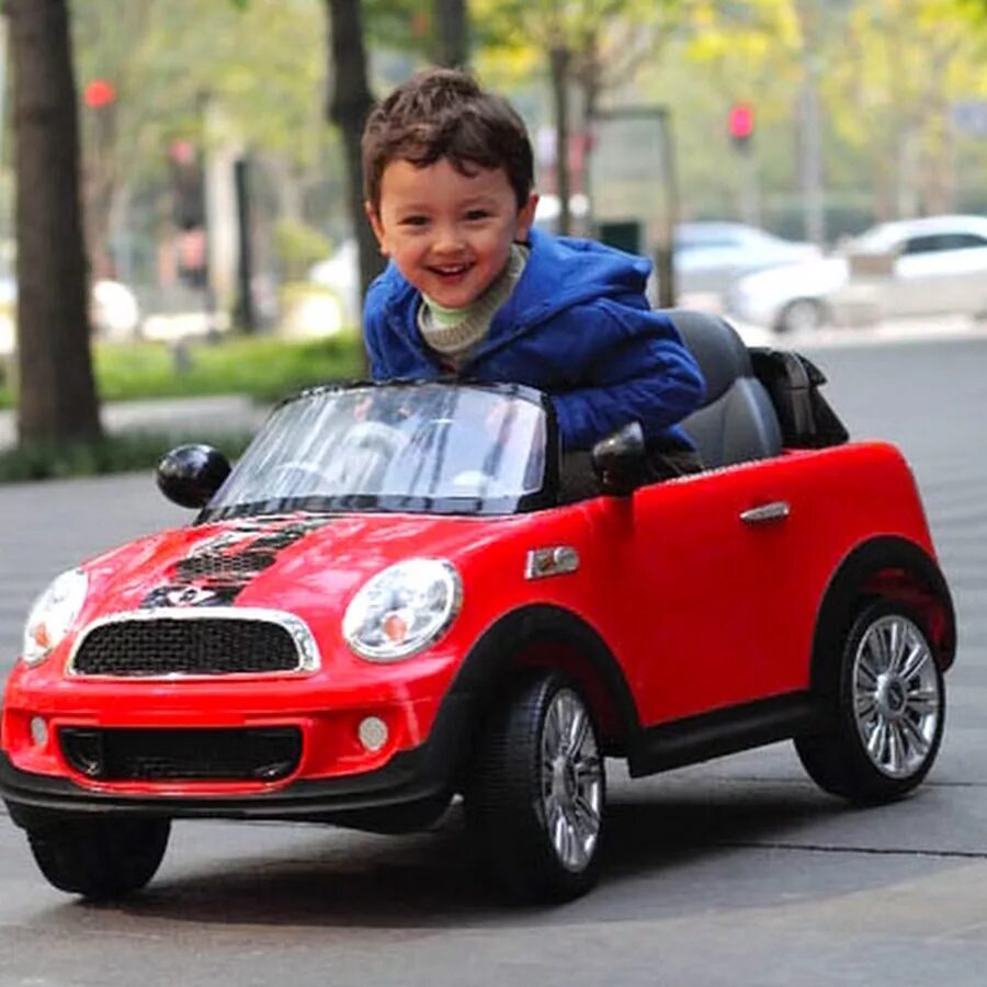 Машина на которой можно кататься. Машина для детей. Электромобиль для детей. Маленький электромобиль. Маленькие машины для детей.