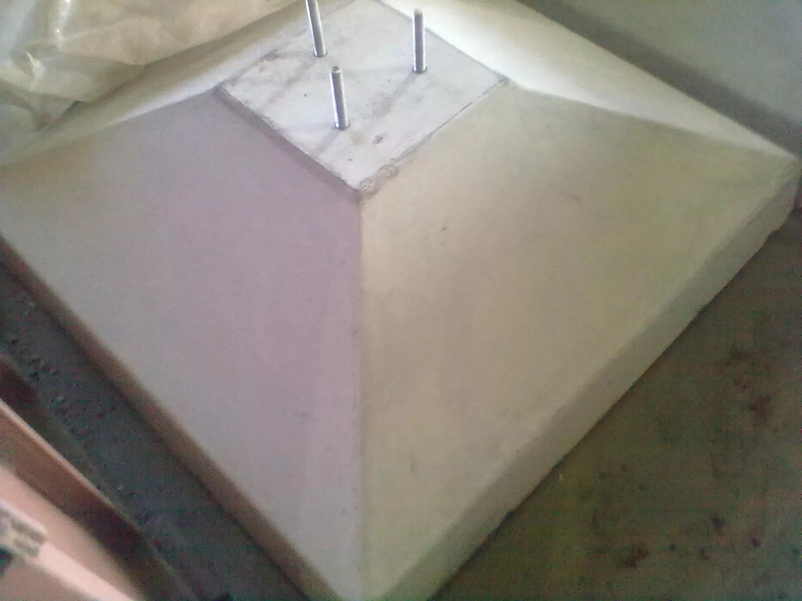 Лист по форме основания листовой пластинки. Плита установочная для памятника. Основание под форму. Фундамент для памятника. Ленточный фундамент столбы бутование.